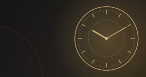 Relógio dourado sobre fundo escuro, ilustrando o tempo até a aposentadoria