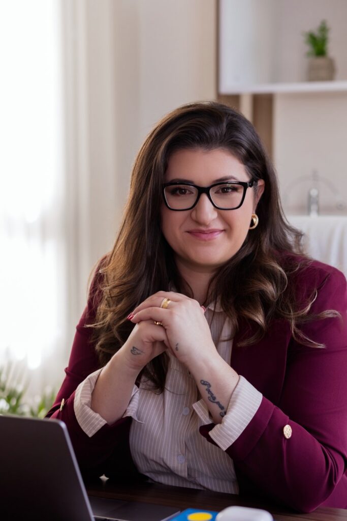 Mayara Samantha Maciel, advogada previdenciarista em Curitiba, no escritório